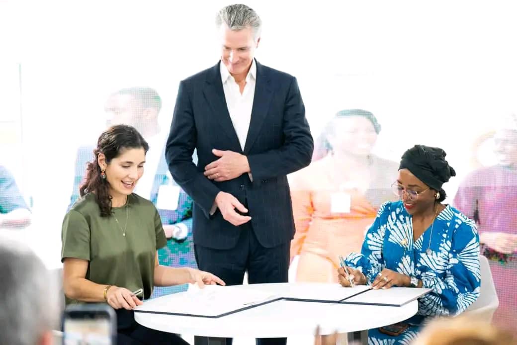 A photo shows California Governor Gavin Newsom and the Director General of Nigeria’s National Council on Climate Change, Dahiru Salisu Tenioye, signing a Memorandum of Understanding.